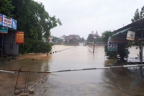Mưa lớn, hàng nghìn học sinh ở huyện miền núi Hà Tĩnh phải nghỉ học
