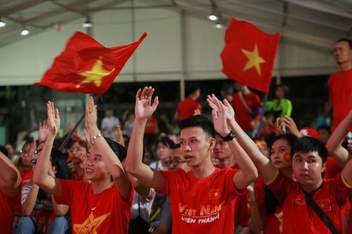 Dàn hot girl 'cháy' trên SVĐ Hoa Lư trong trận Việt Nam - Indonesia