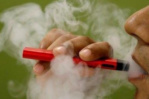 Malaysia xem xét cấm hoàn toàn thuốc lá điện tử
