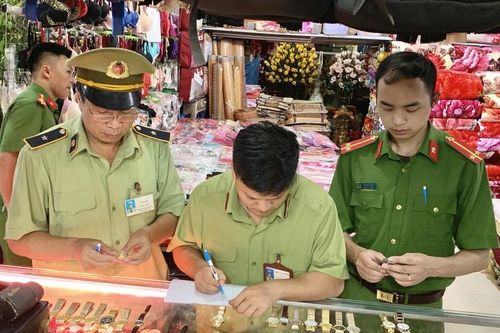 Thu giữ số lượng lớn đồng hồ giả mạo nhãn hiệu của Thụy Sỹ