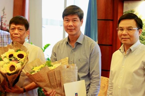 Tổng giám đốc PVN Lê Mạnh Hùng trao sổ hưu cho lãnh đạo Ban TKTD và Ban TC&QTNLN