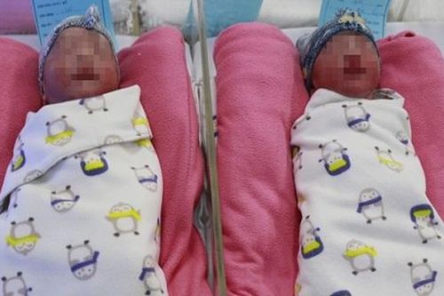 5 phút thần tốc cứu sản phụ mang song thai bị sa dây rốn