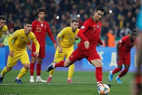 Ronaldo ghi bàn thứ 700, Bồ Đào Nha thua cay đắng Ukraine