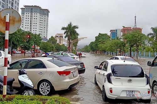 Thành Vinh mưa ngập kinh hoàng, loạt xế hộp tiến thoái lưỡng nan