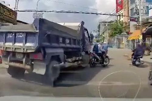 CLIP tài xế xe ben bấm còi inh ỏi, ép xe máy vào lề, suýt gây tai nạn