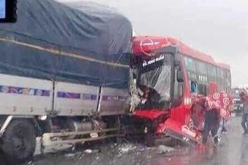 Tai nạn kinh hoàng giữa xe khách và xe tải, 16 người thương vong