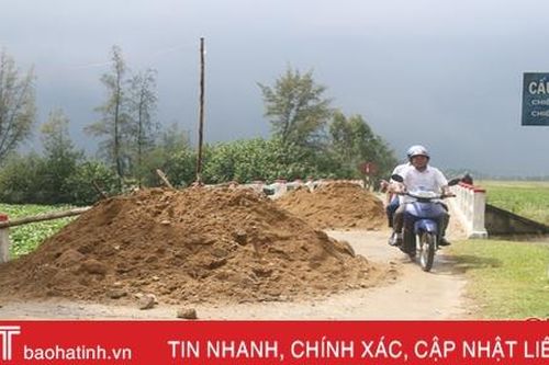 Cầu Đò Bang xuống cấp, xã bất đắc dĩ đổ đất ngăn xe tải trọng lớn