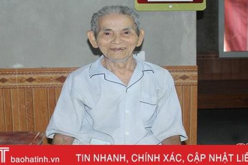 Gần 90 tuổi, cuộc sống khó khăn vẫn vui vẻ ra khỏi danh sách hộ nghèo