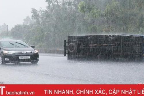 Mưa lớn, đường trơn, xe bán tải… lật nghiêng trên quốc lộ 1A
