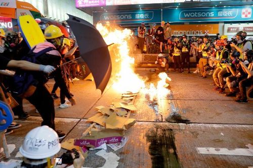 Hong Kong cấm người biểu tình quấy rối nhà ở của cảnh sát