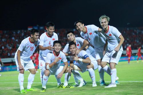 Đội tuyển Việt Nam thắng tưng bừng ngay trên sân Indonesia