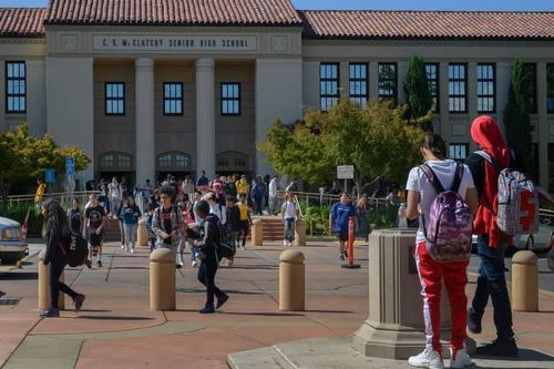 California lùi thời điểm bắt đầu giờ học để đảm bảo sức khỏe cho học sinh