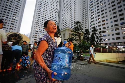 Người dân Khu đô thị Linh Đàm 'rồng rắn' mua nước sạch dịch vụ