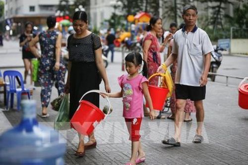 Nước đóng bình khan hàng sau sự cố nước nhiễm dầu thải tại Hà Nội