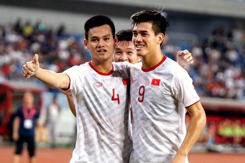 CĐV Việt Nam phấn khích khi đội nhà nằm chung bảng với Thái Lan
