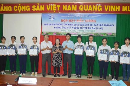 Biểu dương trẻ em gái học giỏi trong các gia đình sinh con một bề