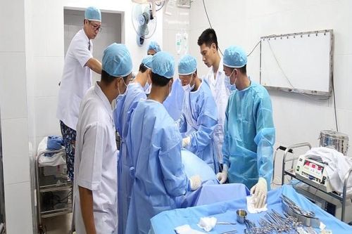 Cấp cứu ngư dân bị tai nạn lao động ở Trường Sa