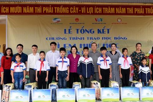Trao 3.150 suất học bổng 'Vì em hiếu học'