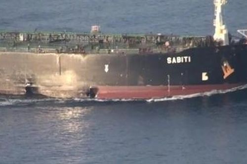 Iran hé lộ hình ảnh tàu dầu bị tên lửa đánh trúng gần Arab Saudi