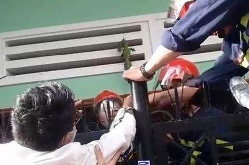 Cảnh sát PCCC&CHCN Đà Nẵng giải cứu người bị chông sắt đâm xuyên tay