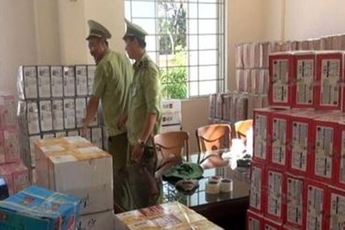 Ô tô chở trên nghìn thùng bánh kẹo lậu từ Trung Quốc