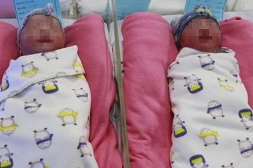 5 phút 'vàng' cứu sống mẹ con sản phụ song thai sa dây rốn