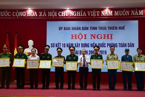 Khen thưởng các tập thể, cá nhân về thành tích xây dựng nền quốc phòng toàn dân