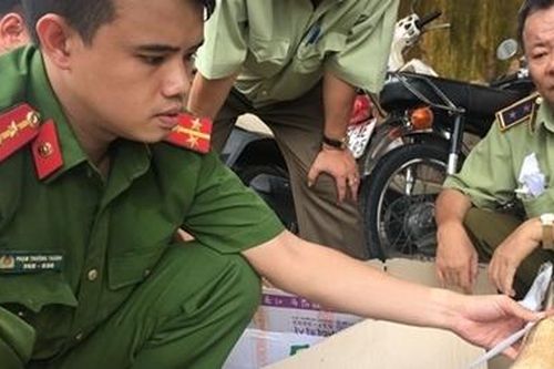 Gần 18 kg vật phẩm dạng sừng nghi vấn là ngà voi nhập lậu