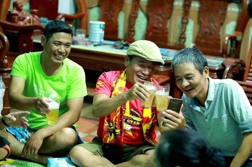 Gia đình Duy Mạnh mở tiệc ăn mừng đại thắng của ĐT Việt Nam
