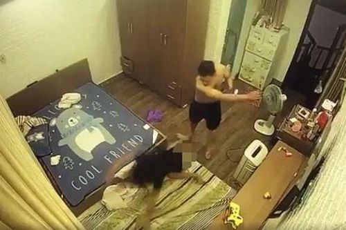 Chồng 'hờ' lột đồ vợ, ghì chặt đầu xuống sàn nhà rồi đánh đập trước mặt người giúp việc và con nhỏ