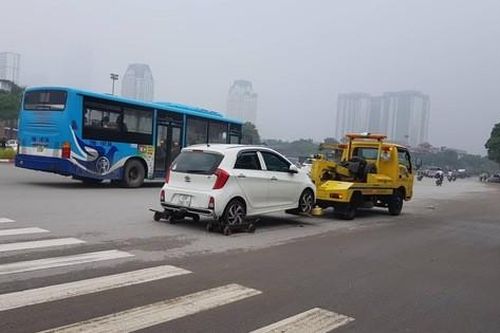 Chặt chém phí cẩu xe ở Hà Nội: Công an phường, quận nói gì về việc cẩu xe giá 'chát'?