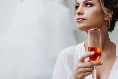 'Kẻ thứ ba' nào cũng có những dấu hiệu này, các bà vợ hãy cẩn trọng!