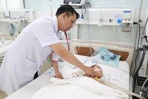 Bé gái 40 tháng tuổi bị viêm phổi nặng do uống nhầm dầu hỏa