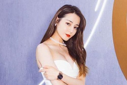 Địch Lệ Nhiệt Ba diện váy cúp ngực, liên tục dùng tay che chắn vòng 1