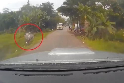 Phóng nhanh khi ôm cua, ôtô lao thẳng xuống ruộng