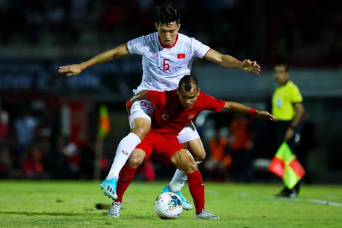 Cầu thủ Indonesia chật vật tranh bóng với Văn Hậu