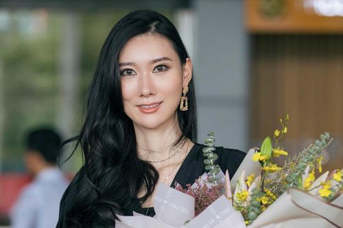 Hoa hậu Hoàn vũ Hàn Quốc nổi bật với chiều cao 1,78 m khi tới TP.HCM