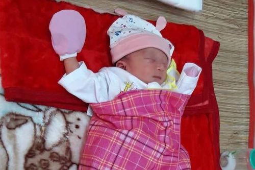 Bé gái sơ sinh một ngày tuổi bị bỏ rơi trước chùa