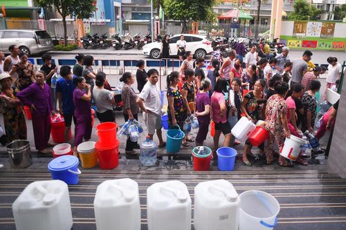 Người Hà Nội mang xoong nồi, xe nôi xếp hàng chờ nước sạch