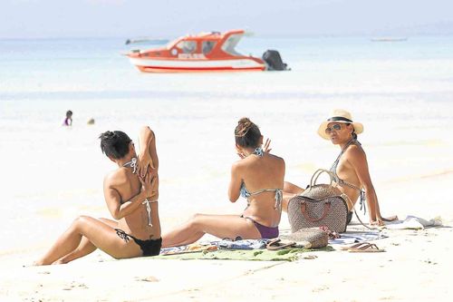 Du khách mặc bikini sợi dây, Philippines quyết dẹp khỏa thân