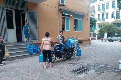Người dân khu chung 54 Hạ Đình phải mua nước phục vụ sinh hoạt hàng ngày