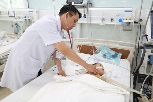 Uống nhầm dầu hỏa, bé gái bị viêm phổi nặng