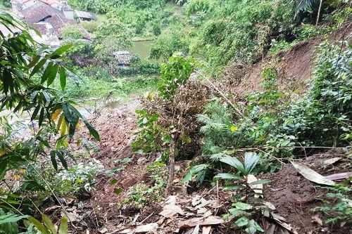 Nguy cơ sạt lở đe dọa nhiều hộ dân ở Bắc Cạn