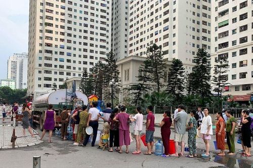 Người dân xếp hàng chờ lấy nước sạch sau sự cố ô nhiễm