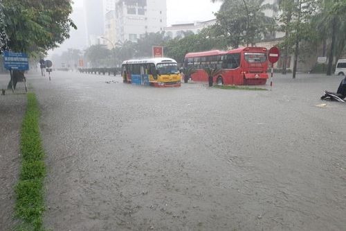Mưa lớn lịch sử ở TP Vinh