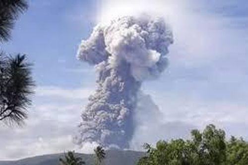 Núi lửa phun trào, động đất ở Indonesia
