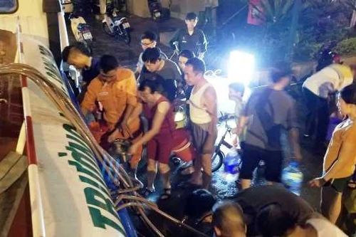 Người dân Hà Nội khốn khổ, thâu đêm suốt sáng trực chờ hứng nước sạch