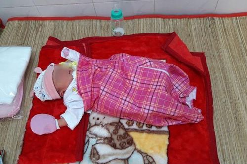 Bé gái 1 ngày tuổi bị bỏ lại dưới tượng Phật