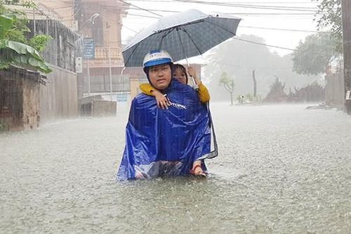 TP Vinh mưa trắng trời, nhiều tuyến đường ngập sâu, học sinh phải nghỉ học