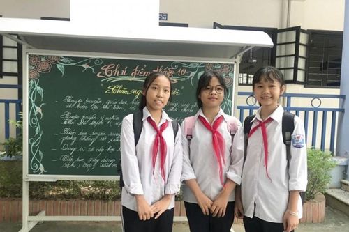 Tặng giấy khen cho 3 học sinh nhặt của rơi trả lại người đánh mất